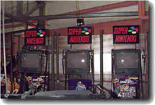 Drei Vorführstationen mit Schildern für Super Nintendo