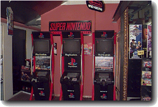 Super-Nintendo-Schild und drei PlayStation-Vorführgeräte