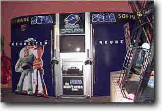 Vorführstationen in einem Spielbereich mit Sega-Schriftzügen