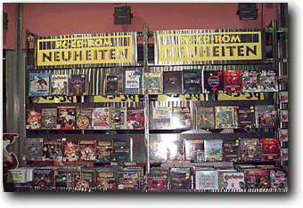 Regale mit Spielen und Neuheiten-Schildern im Dortmunder Dynatex-Laden